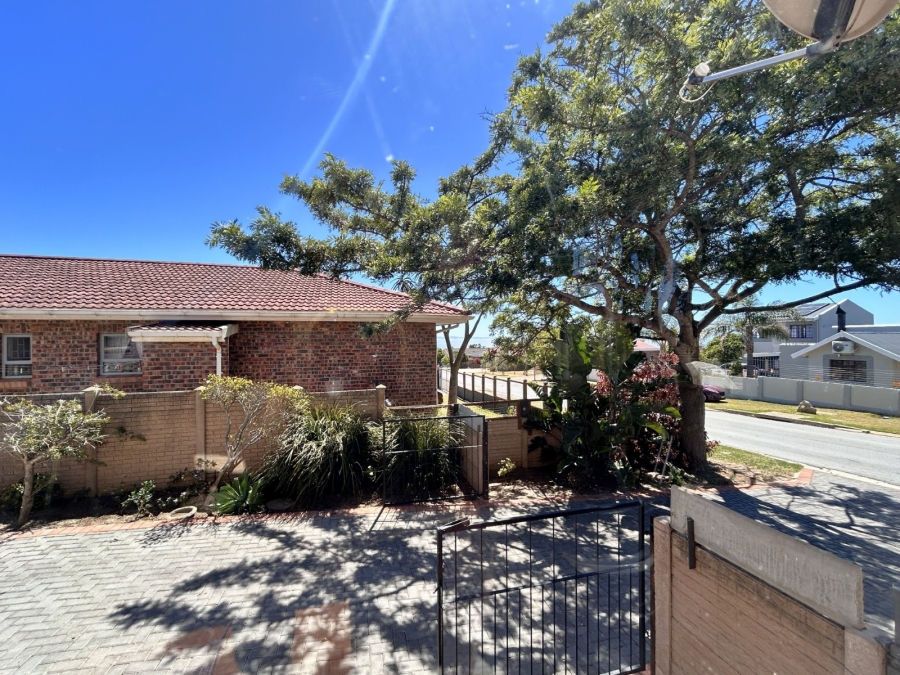 3 Bedroom Property for Sale in Wavecrest Eastern Cape